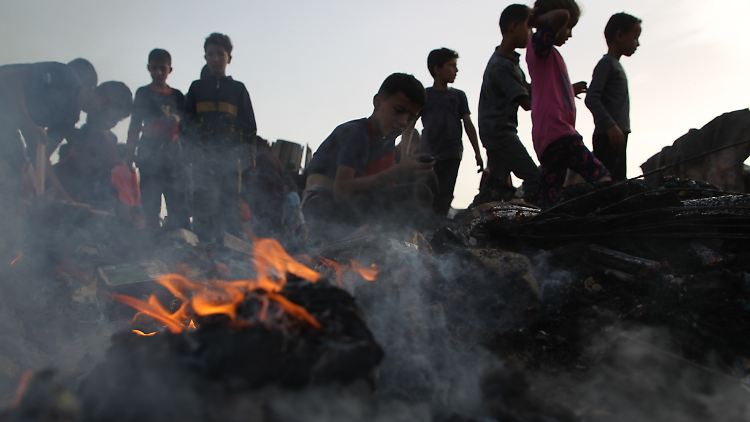 Rauchende Trümmer in dem Flüchtlingslager in Rafah. 
