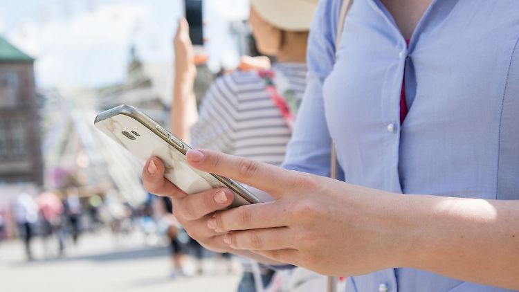 Wählt sich das Smartphone in Grenzregionen in Nicht-EU-Netze ein, kann dies hohe Kosten verursachen.