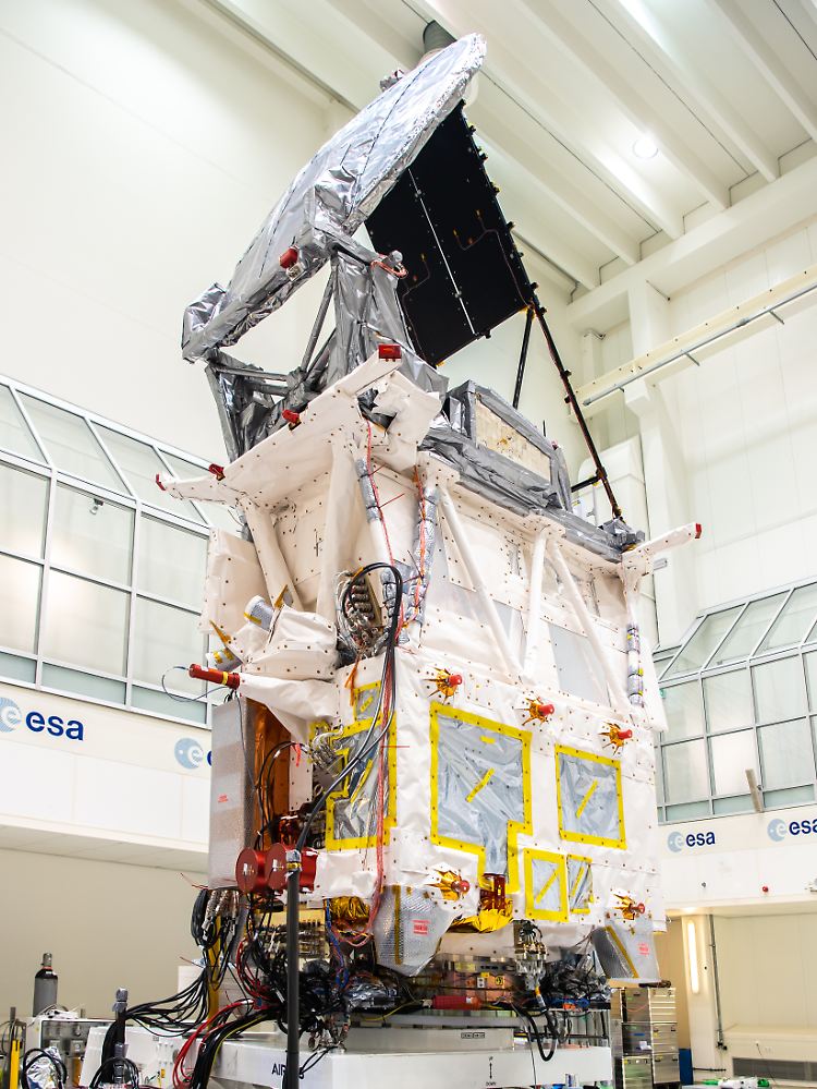 Der Erdbeobachtungssatellit "Earthcare" im Rosetta-Raum in den Testanlagen der ESA bei ESTEC in Noordwijk, Niederlande.