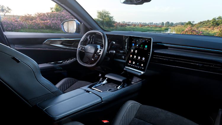 An Display mangelt es dem neuen Renault wahrlich nicht. Der große Griff in der Mittelkonsole wirkt deplatziert, dafür ist die Induktionsladeschale für Smartphones gut zugänglich, was keine Selbstverständlichkeit ist.