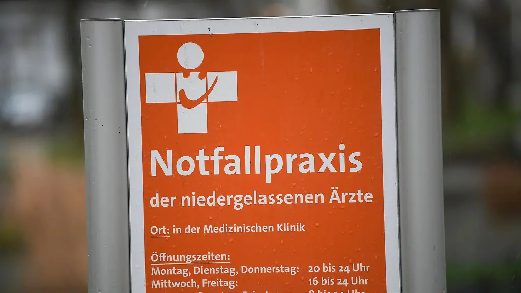 Ein-Schild-mit-der-Aufschrift-Notfallpraxis-der-niedergelassenen-Aerzte-steht-vor-einem-Gebaeude-an-der-Universitaetsklinik-Freiburg