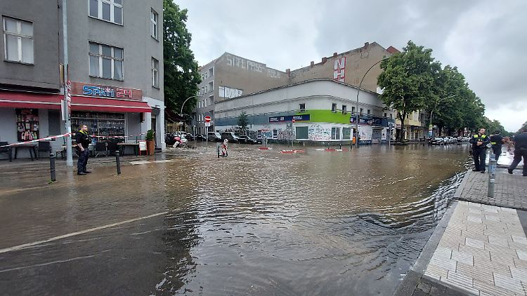 Statiker prüfen derzeit, ob die Bewohner in ihre Häuser zurückkehren können.