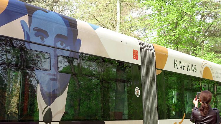 In Prag erinnert diese neugestaltete Straßenbahn an den weltberühmten Schriftsteller Franz Kafka.