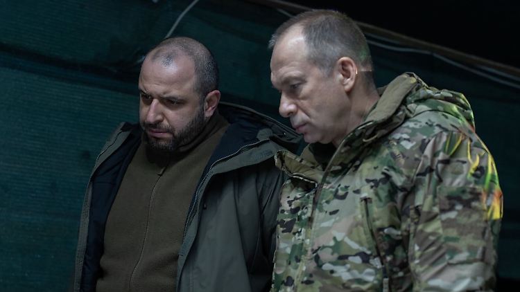 Der ukrainische Verteidigungsminister Umerow (l.) und Oberbefehlshaber Syrskyj studieren in der Nähe der ostukrainischen Front einen Lageplan.