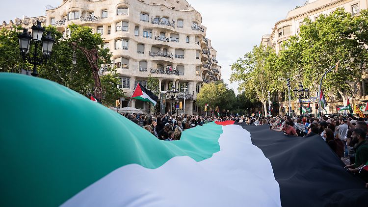 In Barcelona gehen propalästinensische Demonstranten auf die Straße.
