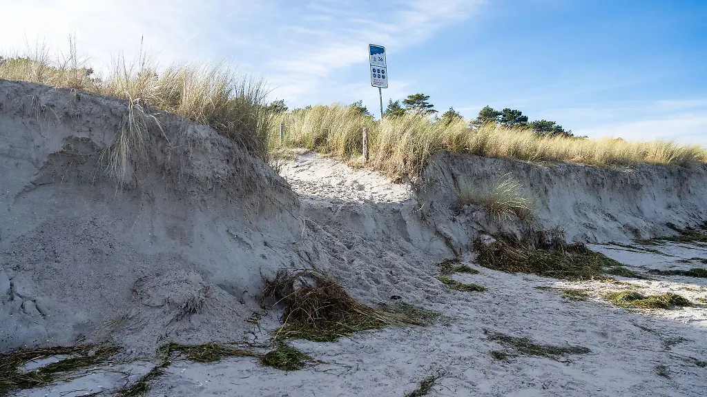 Eine-schwere-Sturmflut-hat-an-der-Ostseekueste-fuer-zum-Teil-grosse-Schaeden-gesorgt