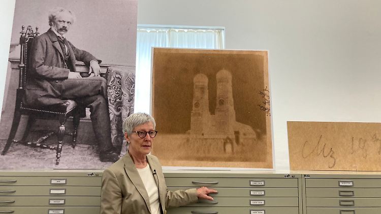 Forscherin Cornelia Kemp steht im Deutschen Museum in München vor einer vergrößerten Version des wohl ältesten Fotos Deutschlands. 