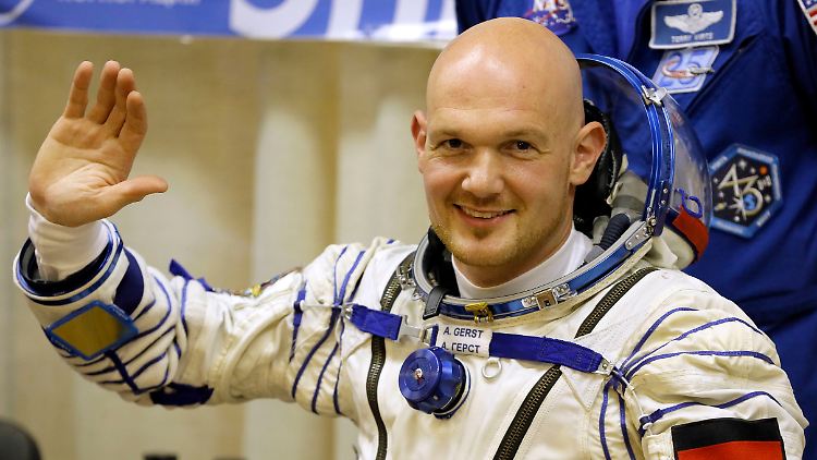 Alexander Gerst grüßt vor dem Start der Sojus-Rakete am 28. Mai 2014 im Baikonur.