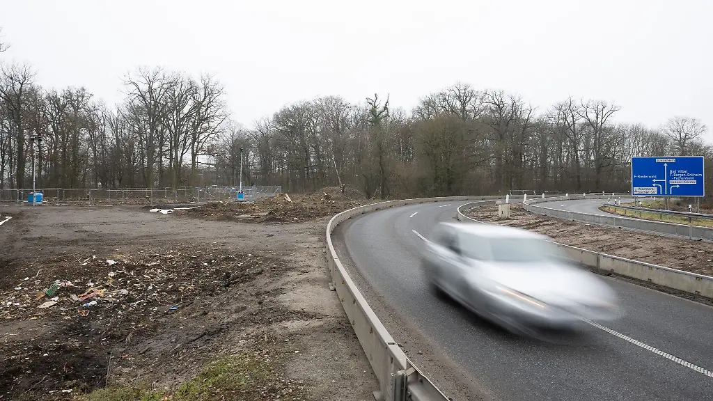Ein-Auto-faehrt-im-Februar-an-der-Stelle-vorbei-an-der-die-A66-durch-den-Riederwaldtunnel-erweitert-werden-soll