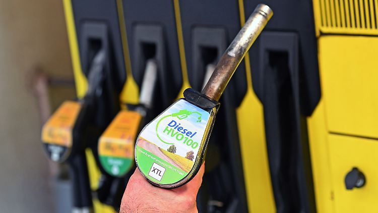 Der ADAC begrüßt die Freigabe des synthetischen Diesel-Kraftstoffs HVO100 an den Tankstellen in Deutschland als wichtigen Beitrag zur CO2-Senkung.