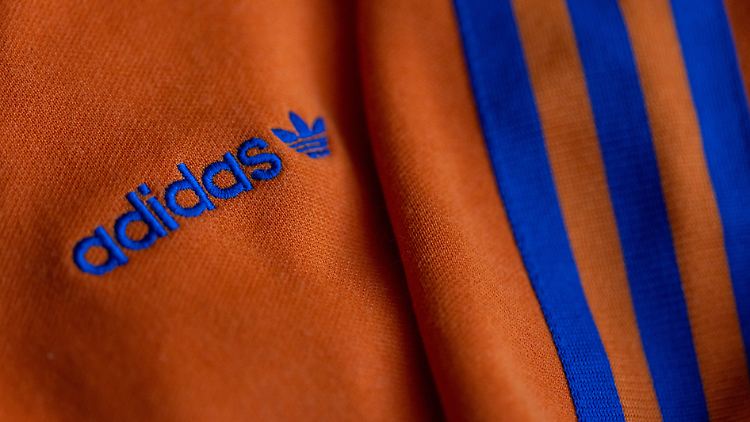 Auf Hosen, Jacken und eigentlich überall finden sich bei Adidas die drei Streifen. 