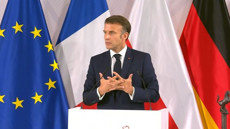 Macron.JPG