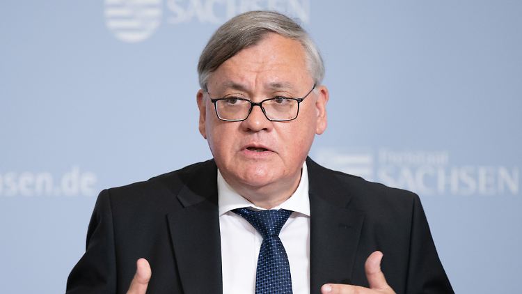 Der Präsident des Landesamtes für Verfassungsschutz Sachsen, Dirk-Martin Christian, betont, dass der Rechtsextremismus "die größte Herausforderung" für die Gesellschaft darstellt.