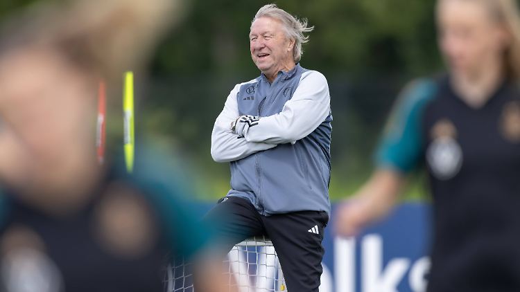 Horst Hrubesch hat gut lachen.