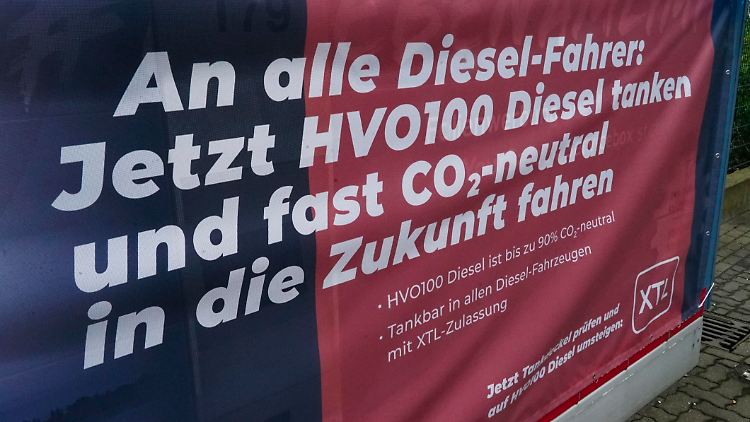 Notwendige Gesetzesänderung ist in Kraft: Der synthetische Diesel-Kraftstoff HVO100 kann ab dem 29. Mai an deutschen Tankstellen frei verkauft werden.