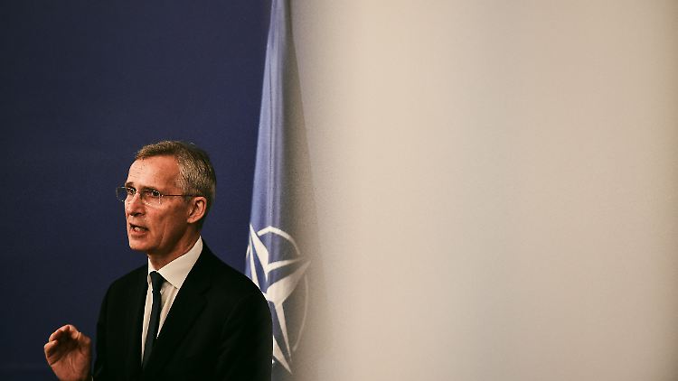 NATO-Generalsekretär Jens Stoltenberg betont, dass er kein großes Eskalationsrisiko sieht. Er betonte, dass der Einsatz von Waffen gegen militärische Ziele durch das Selbstverteidigungsrecht der Ukraine gedeckt sei. 
