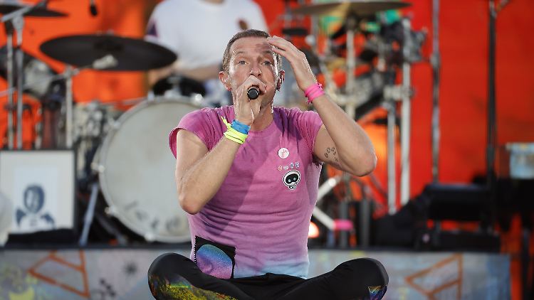 Chris Martin hat mit einem Fan "wie zwei alte Frauen" geplaudert - und möglicherweise zu viel verraten. 