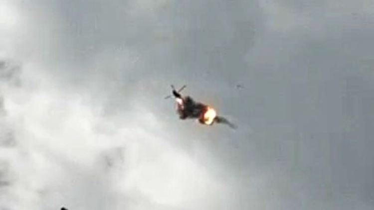 Die Aufnahme zeigt den Abschuss eines der zwei Mi-8-Hubschrauber über Brjansk.