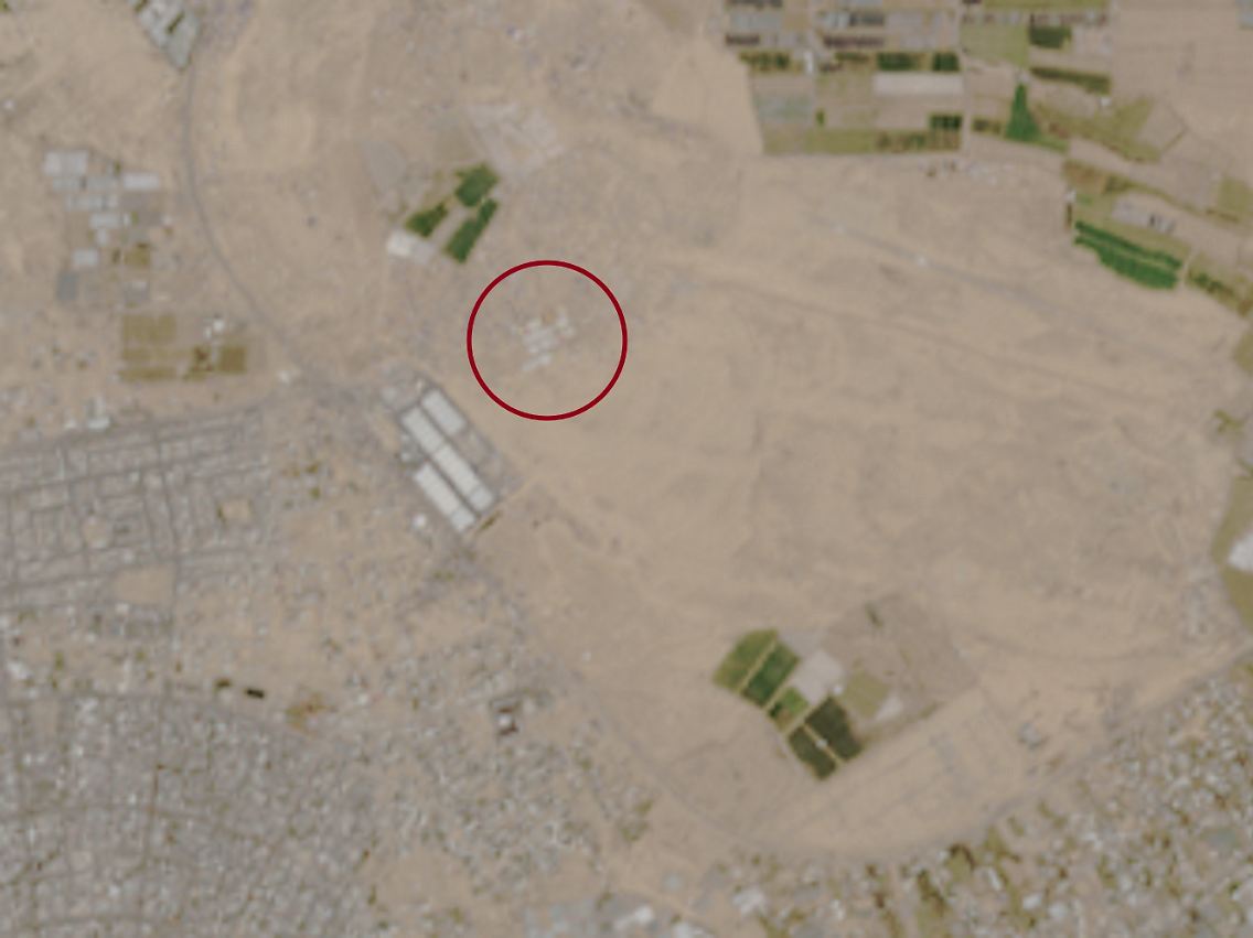 Stark vergrößertes Satellitenfoto, Aufnahme vom 24. Mai 2024: Blick auf das Gelände westlich von Tal al-Sultan und nördlich von Rafah im südlichen Gazastreifen mit "Kuwaiti Peace Camp 1" (roter Kreis).