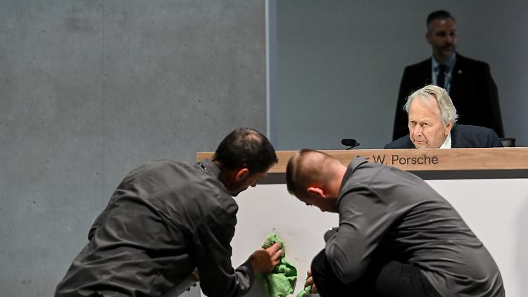 Der Putzdienst beseitigt im Mai 2023 Reste einer Torte, die den VW-Aufsichtsrat Wolfgang Porsche treffen sollte. 