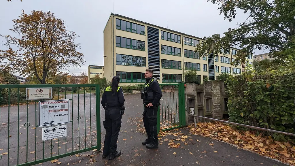 Polizisten-stehen-vor-einer-Schule