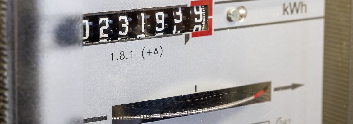 Rund um das Thema Balkonkraftwerk herrschen bei vielen Menschen Unsicherheiten. Eine davon: Mache ich mich mit einem rückwärts laufendem Stromzähler strafbar?