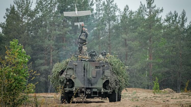 Die Soldatinnen und Soldaten üben in Litauen das Gefecht bis hin zum scharfen Schuss.