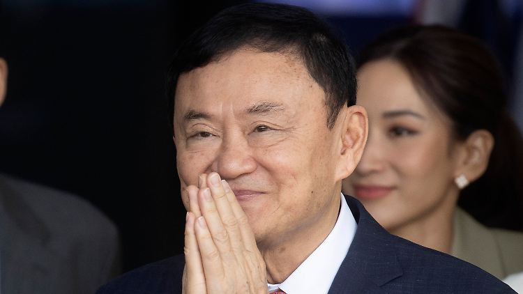 Thaksin Shinawatra begrüßt nach seiner Rückkehr aus dem Exil im August 2023 seine Anhänger am Don Muang Flughafen in Bangkok.