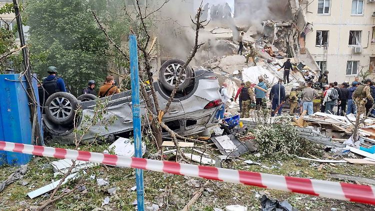 Zerstörte Häuser, Autos und Straßen sind in der russischen Stadt Belgorod längst Alltag.