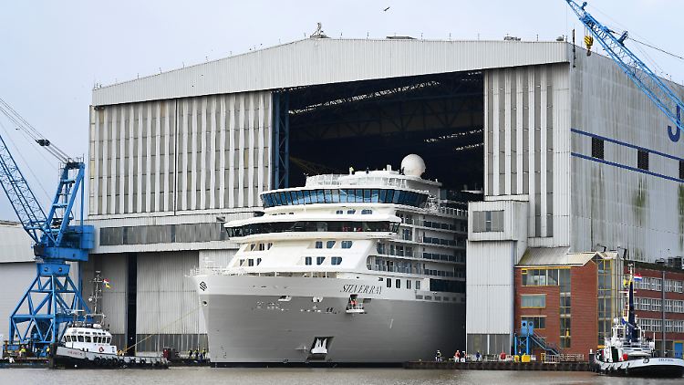 Das Kreuzfahrtschiff der Luxusklasse "Silver Ray" verlässt das überdachte Baudock der Meyer Werft.