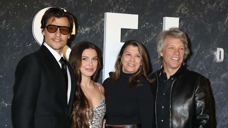 Stolzer Vater und Schwiegervater: Jon Bon Jovi (r.) mit Sohne Jake (l.), und Millie Bobby Brown (2.v.l.)