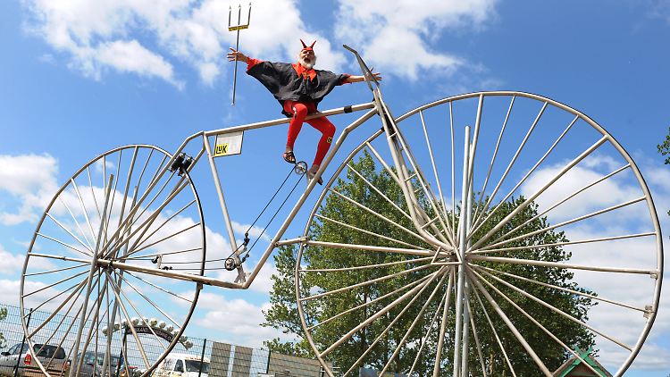 Der Velo-Designer Dieter (Didi) Senft sitzt auf dem nach den Angaben seines Erbauers "größtem funktionstüchtigen Fahrrad der Welt".
