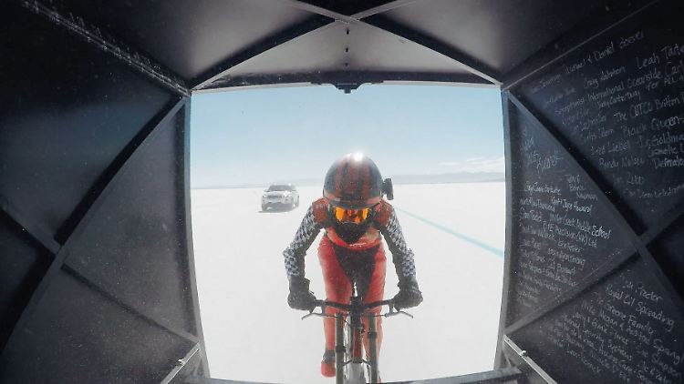 Denise Mueller-Korenek raste im Windschatten eines Pace Cars durch die Salzwüste.