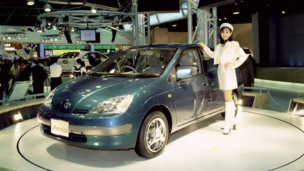 01-Toyota-Prius-Weltpremiere-Tokyo-Motor-Show-1997-und-bei-der-Welt-Klimakonferenz-Kyoto-Quelle-Toyota