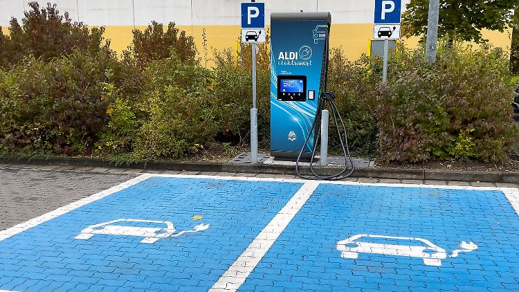 Auf einem Supermarkt von Aldi-Süd steht eine Ladesäule.