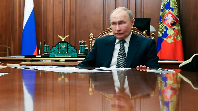 Putin am Montag bei einem Treffen mit einem russischen Gouverneur.