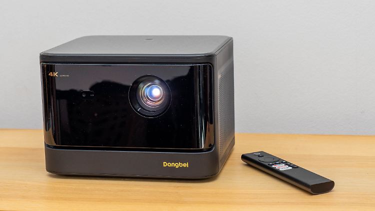 Der Dangbei DBOX02 alias Mars Pro 2 ist für einen 4K-Beamer sehr kompakt.