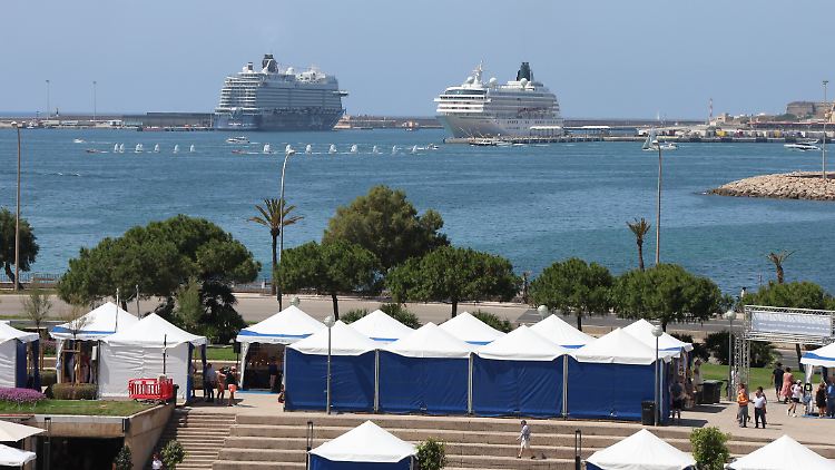 In Palma de Mallorca legen zahlreiche Kreuzfahrtschiffe mit Tausenden Touristen an. 