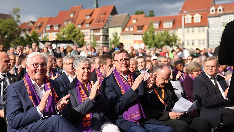 Bundespräsident Frank-Walter Steinmeier, die Präsidentin des Zentralkomitees der deutschen Katholiken, Irme Stetter-Karp, und Thüringens Ministerpräsident Bodo Ramelow auf dem Erfurter Domplatz.