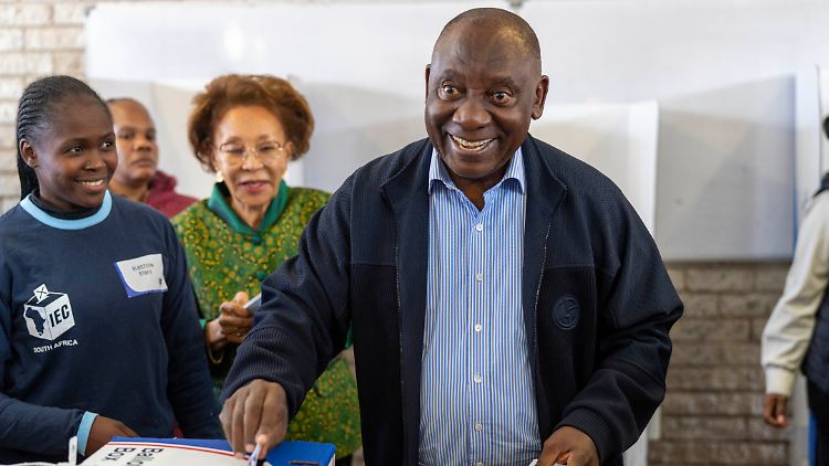 Präsident Cyril Ramaphosa wählte in Soweto, dem größten Township des Landes. Er "glaube aus tiefstem Herzen daran, dass die Menschen dem Afrikanischen Nationalkongress eine weitere Chance geben werden". 