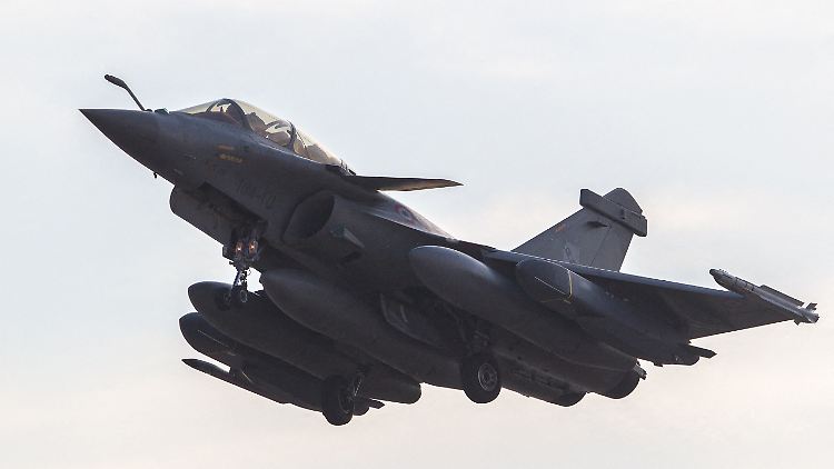 Ein französischer Jet mit Scalp-Raketen bestückt.