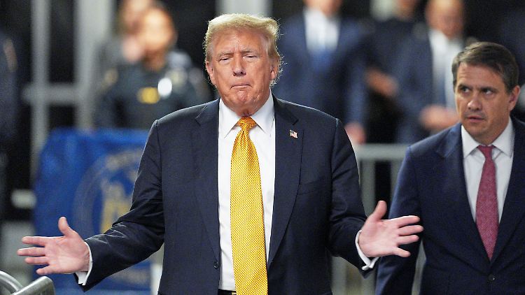 Trump und seine Anwälte müssen während der Beratungen im Gerichtsgebäude bleiben, damit sie vor Ort sind, wenn eine Entscheidung fällt.