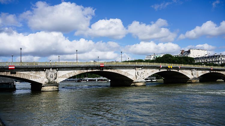 Triathleten und Freiwasserschwimmer sollen in der Seine schwimmen.