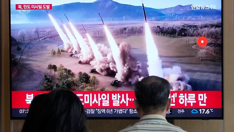 Am Bahnhof von Seoul verfolgen Passanten die Nachrichten über den erneuten Raketenstart.