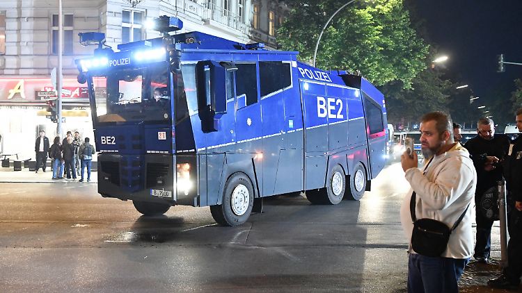 Zur Abschreckung gegen gewaltbereite Demonstranten setzte die Berliner Polizei einen Wasserwerfer ein. 