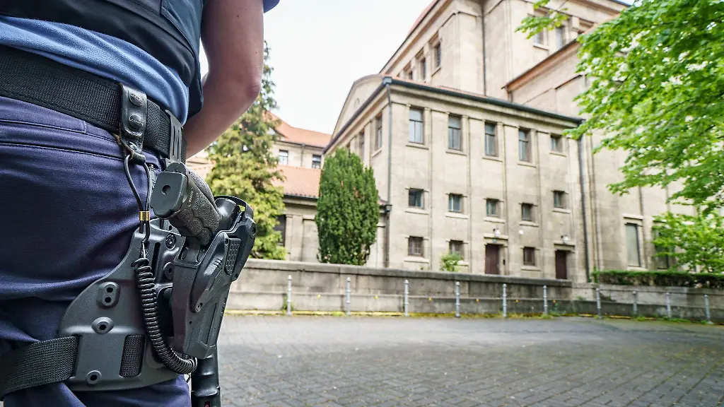 Mit-seiner-Waffe-im-Guertel-steht-ein-Beamter-der-Wachpolizei-am-Mittag-vor-der-Synagoge-im-Westend