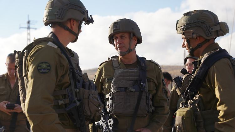 Der Befehlshaber des israelischen Zentralkommandos, Jehuda Fox (Mitte), inspiziert mit weiteren ranghohen Militärs den Ort des Autoanschlags. 