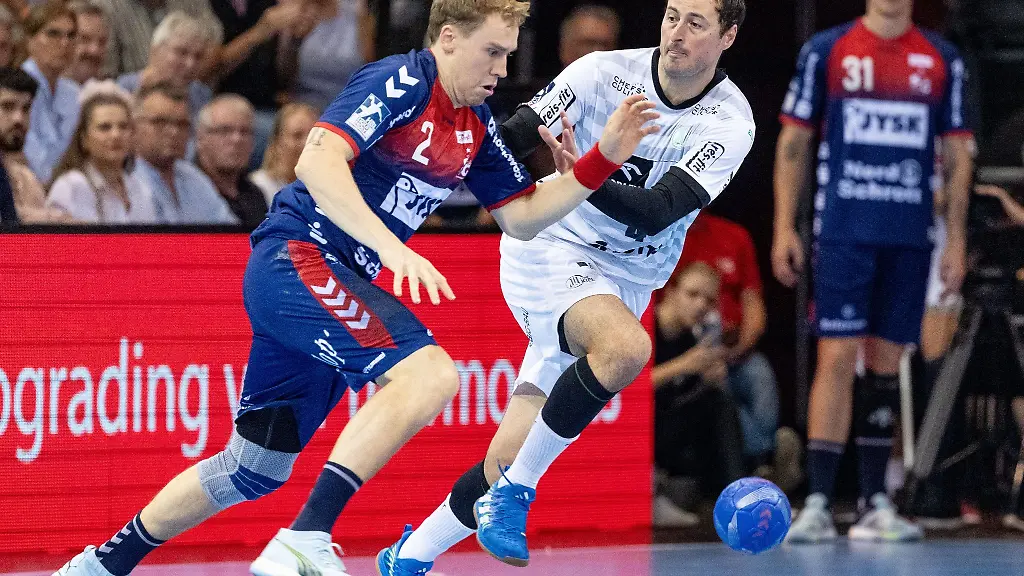 Flensburgs-Simon-Pytlick-l-und-Kiels-Domagoj-Duvnjak-kaempfen-um-den-Ball