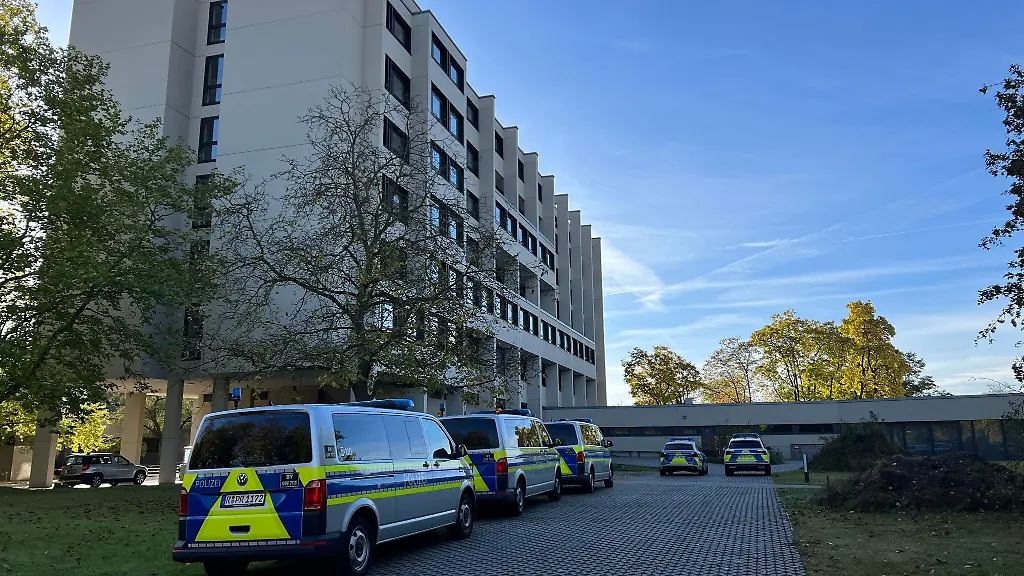 Polizeiautos-stehen-vor-einer-Schule-in-Regensburg
