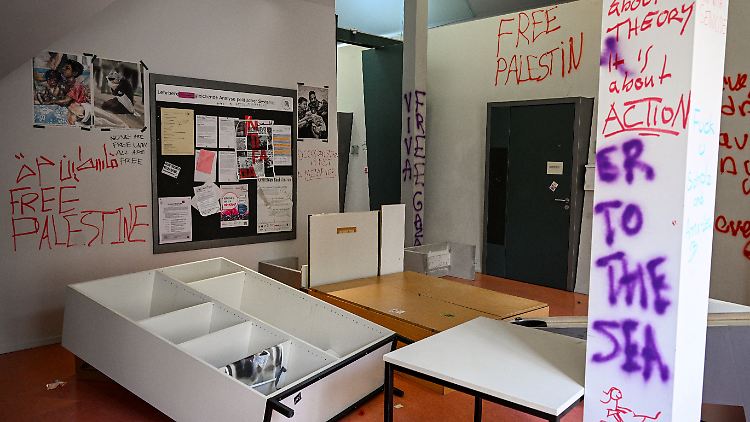 Fotografen durften das beschädigte Universitäts-Gebäude nach der Besetzung durch pro-palästinensische Aktivisten erstmals betreten. 